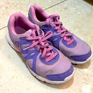 Nike girl running tennis shoes size 5.5